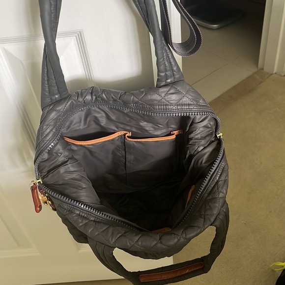 CRoss body strap and dust bag included. - Picture 5 of 6